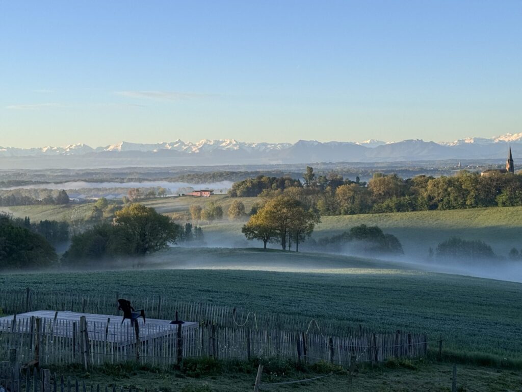 Ochtendmist over de heuvels met uitzicht op de Pyreneeën in de Gers